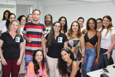 As alunas do curso de informática com as coordenadoras Aline Pires e Simone Vasconcelos e a subsecretária de Políticas para Mulheres Josiane Morumbi.Foto: Vitor Carletti