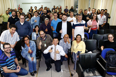 Consultor Henry Suzuki ao centro com os participantes do curso.Fotos: Vitor Carletti