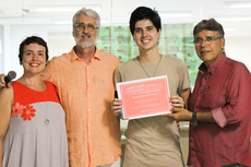 O aluno do curso de Design Gráfico, Matheus Barcelos, criador do selo vencedor. 