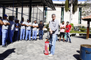 O instrutor de incêndio, Juarez Mota, em demonstração no campus (Foto: Letícia Cunha)