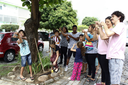 Crianças e bolsistas do projeto em atividade na área externa do Campus Campos Centro (Letícia Cunha).