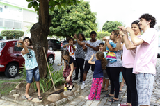 Crianças e bolsistas do projeto em atividade na área externa do Campus Campos Centro (Letícia Cunha).