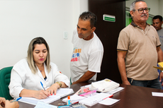 Profissional de saúde faz o primeiro atendimento de funcionário terceirizado (Foto: Letícia Cunha)