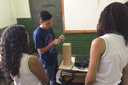 O estudante Henrique Nogueira, em sala de uma escola pública, durante o desenvolvimento do trabalho Baricentro (Foto: Divulgação).