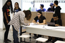 Alunos na fila de votação para a Eleição do Grêmio Estudantil. (Foto: Letícia Cunha)