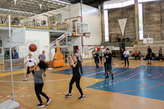 Professores e estudantes de Educação Física ocupam parte da quadra que recebeu seis tabelas de basquete adaptadas. 