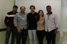 Willians, Henrique, Arthur, Maria Alice e Vicente (da esquerda para a direita), após a defesa do TCC.