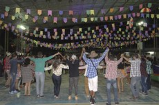 Participantes na tradicional quadrilha da festa.