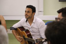 Professor Gustavo França ministrando oficina sobre educação musical.