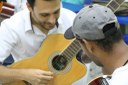 Professor Gustavo França com participante da oficina "Educamusicando".