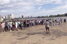 Participantes da Caminhada Ambiental 2016 do Projeto Capivara no Cais da Lapa.