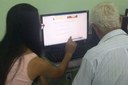 As aulas são realizadas com monitores que dão todo suporte aos idosos