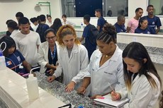 Visitantes participaram de atividades práticas nos laboratórios do campus