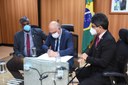 O reitor do IFF, Jefferson Manhães, e o diretor de implantação do Campus Itaboraí, Vicente de Paulo, participaram de reunião com ministro da Educação nesta terça-feira, 17, para assinatura da portaria. (Foto: Divulgação)