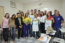 O aluno Daniel Teperino e a diretora Michelle Maria Freitas Neto, com representantes da prefeitura e do Comitê Rio 2016