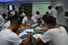 Alunos de Educação Física participam de aula sobre uso da tecnologia no ensino na Tecnoteca, no Campus Itaperuna