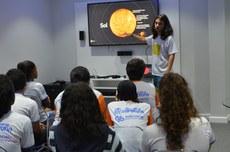 Alunos da rede municipal de Itaperuna participam de aula na Tecnoteca, sobre o Sistema Solar