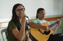 Integrantes do Arte no Campus fazem apresentação musical para celebrar a chegada das festas de fim de ano