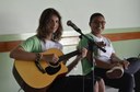 Integrantes do Arte no Campus fazem apresentação musical para celebrar a chegada das festas de fim de ano