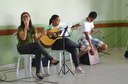 Integrantes do Arte no Campus fazem apresentação musical para celebrar a chegada das festas de fim de ano