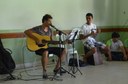 Integrantes do Arte no Campus fazem apresentação musical para celebrar a chegada das festas de fim de ano