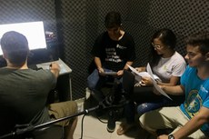 Alunos fazem gravação de podcast no estúdio do IFF Itaperuna