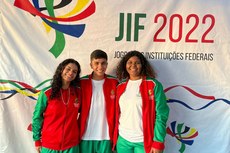 Ester, Camilly e Gabriel estão disputando os jogos de futsal