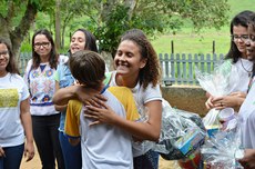 Alunos do IFFluminense Itaperuna fizeram a entrega dos presentes a alunos da Escola Sesmaria