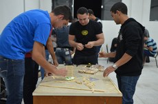 Alunos do curso de Mecânica participam da montagem das pontes de palito