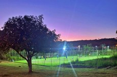 A iluminação para jogos noturnos foi instalada em todo o campo de futebol