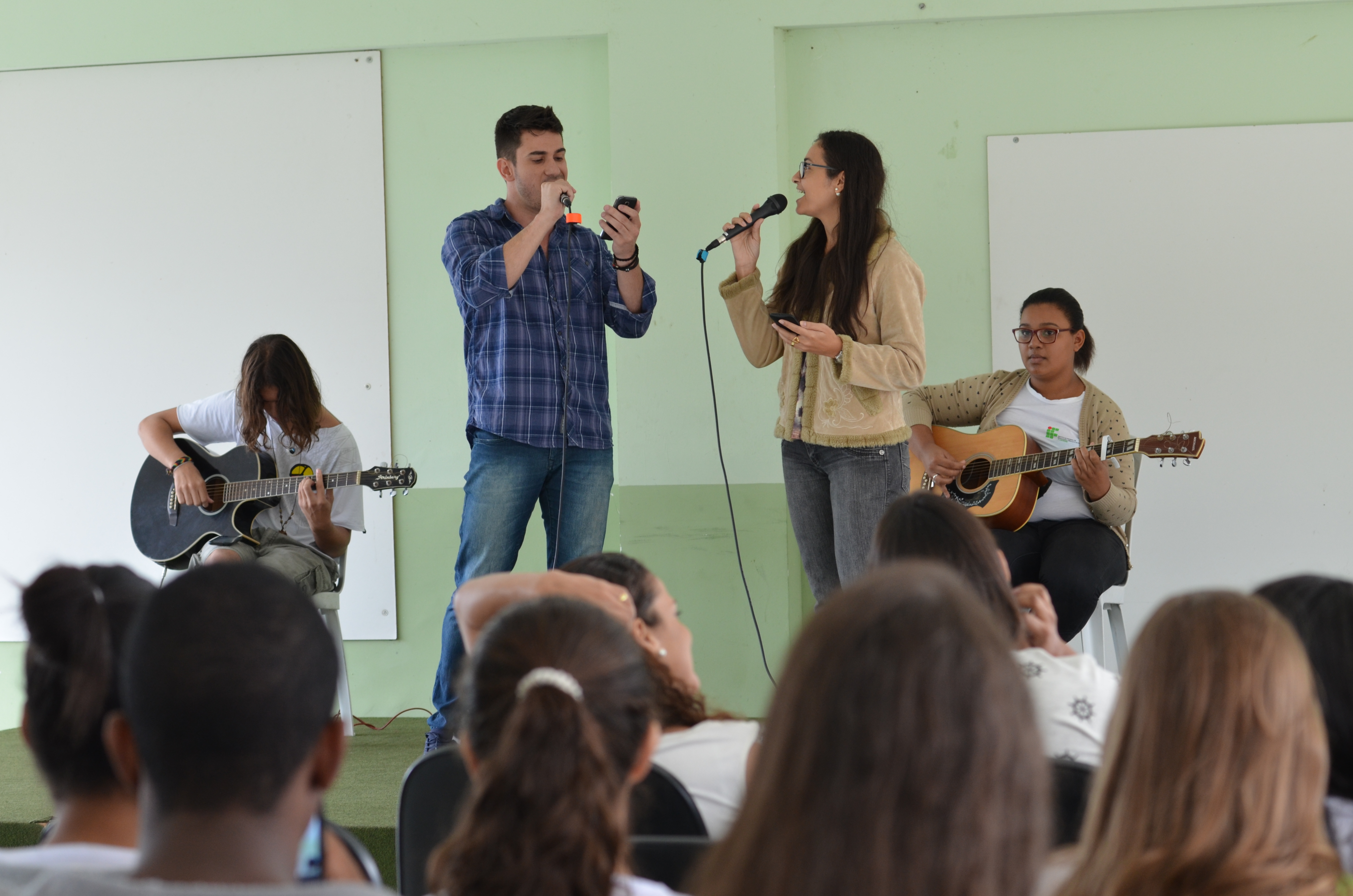 Apresentação musical no campus Itaperuna