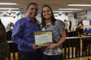 A diretora-geral do IFFluminense Itaperuna, Michelle Maria Freitas Neto, recebeu o certificado "Amigo da Educação