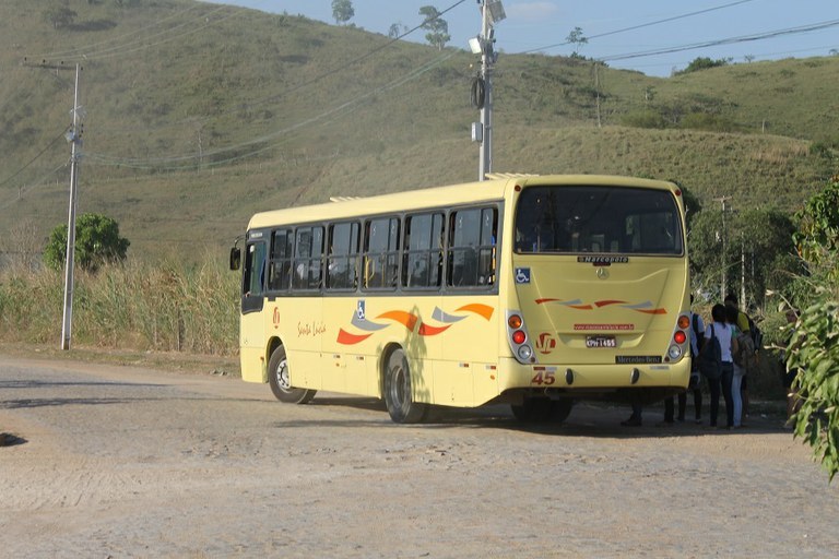 Alunos recebem carteirinha do ônibus