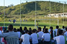 Alunos na torcida durante jogo de futebol
