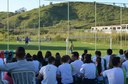 Alunos na torcida durante jogo de futebol
