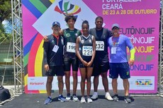 Gabriel Basilio com a equipe de atletismo do IFF nos Jogos