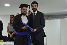 Adilson, na formatura, ao lado do coordenador do curso, o professor Juvenil Junior