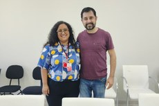 O diretor do IFF Itaperuna, Filipe Castro, com Drielle Pereira