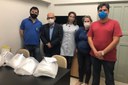 A entrega dos protetores faciais foi feita diretamente no hospital