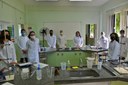 Alunos em aula no laboratório de Química com a professora Patricia