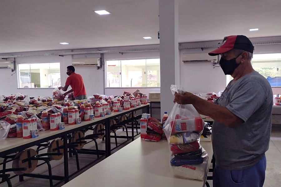 Distribuição de kits de alimentos