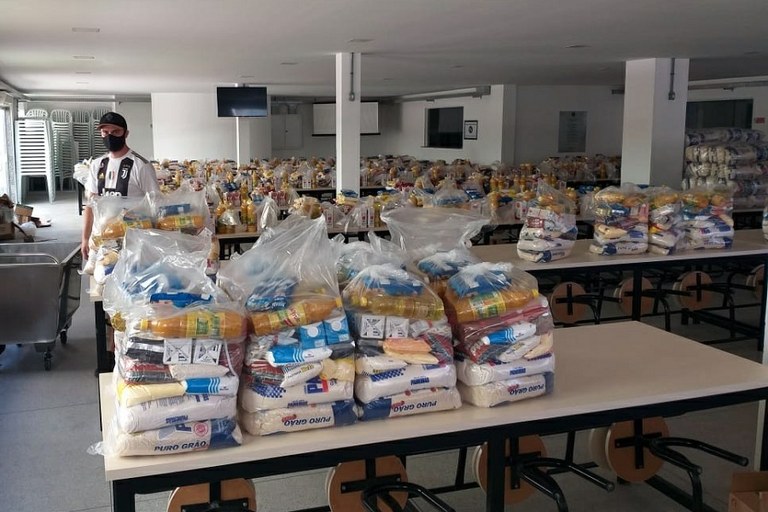 Entrega de kits de alimentos