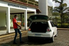 A entrega é feita no sistema de drive-thru para quem está de carro ou moto