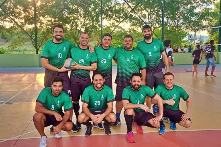 Equipe de vôlei do IFF Itaperuna nos Jogos dos Servidores