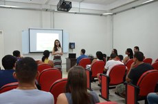 A coordenadora do Polo EaD no Campus Itaperuna, Juliana Vanir, na aula inaugural do curso
