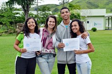 A professora Juliana Simões, com os alunos Emanuele, Samir e Dara