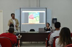 Gustavo Gomes Lopes e Aline Portilho fizeram a apresentação no Campus Itaperuna