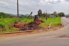 A obra de saneamento está sendo feita nas vias de acesso ao campus