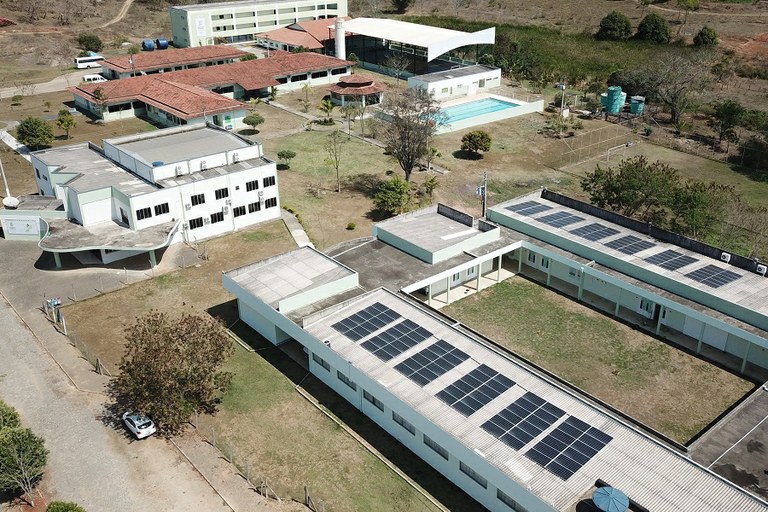Paineis fotovoltaicos no IFF Itaperuna