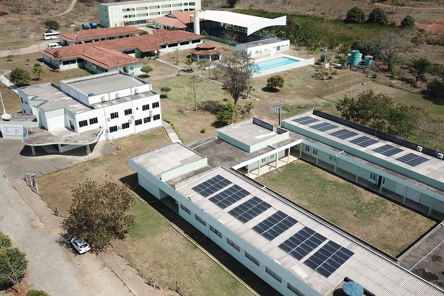 Paineis fotovoltaicos no IFF Itaperuna